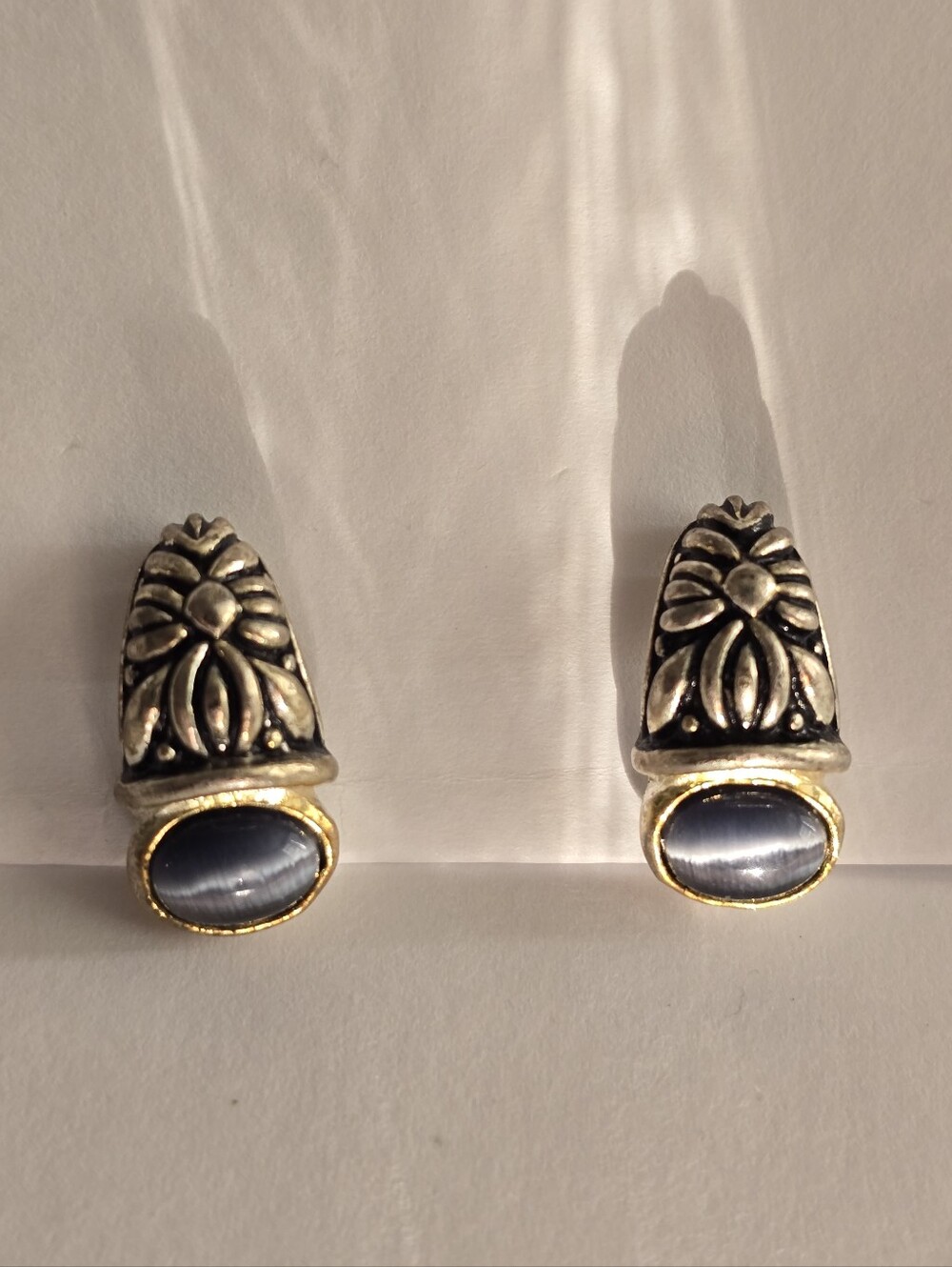 Earrings silver tone scrolled design huggie denim blue cats eye cabochon